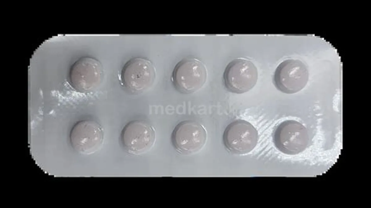 药师在药房为患者计算布瑞索卡替25mg一个疗程所需盒数